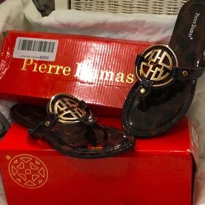 Pierre Dumas women’s sandal.